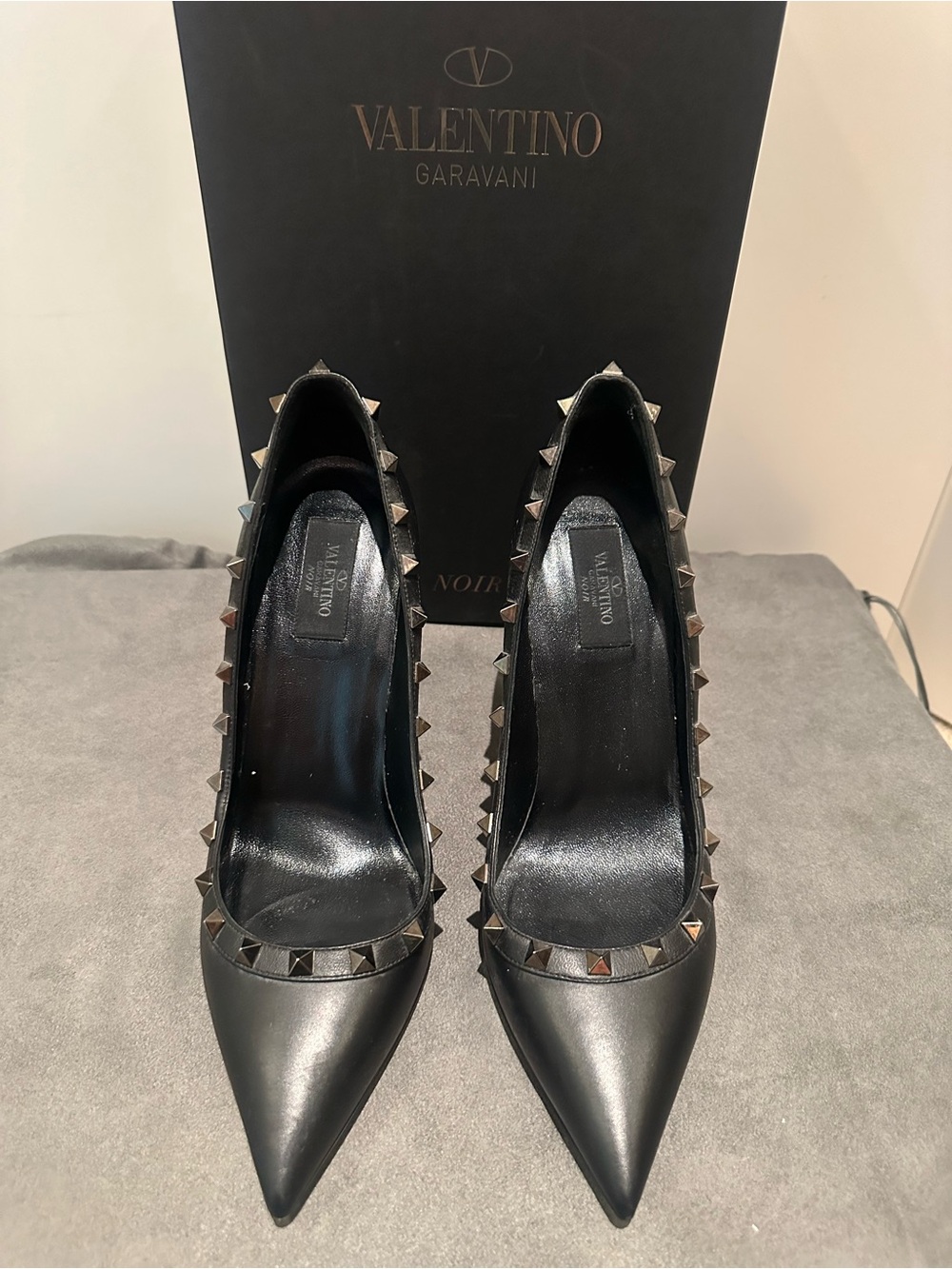 Valentino Garavani Rockstud Black Leather Pointed-Toe Pumps Size 40.5